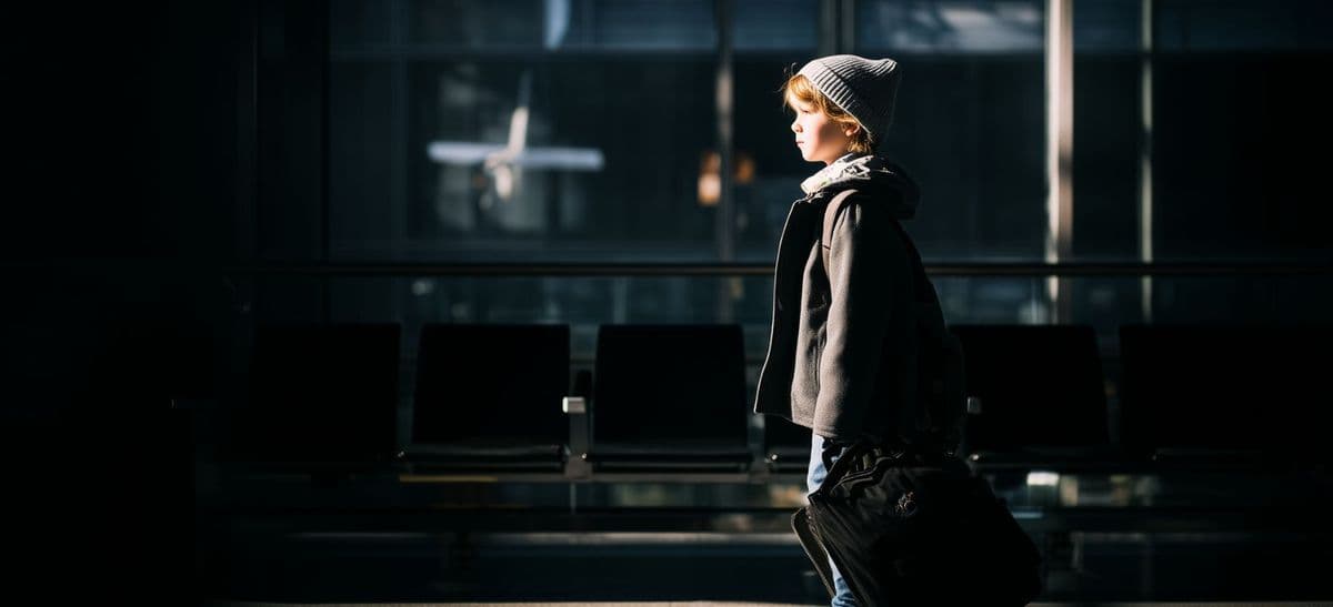 Ab wann darf man alleine fliegen? Alle Altersgrenzen, Regeln und Tipps