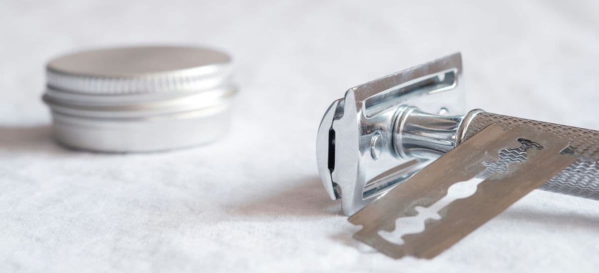 Darf ich Rasierer im Handgepäck mit ins Flugzeug nehmen?