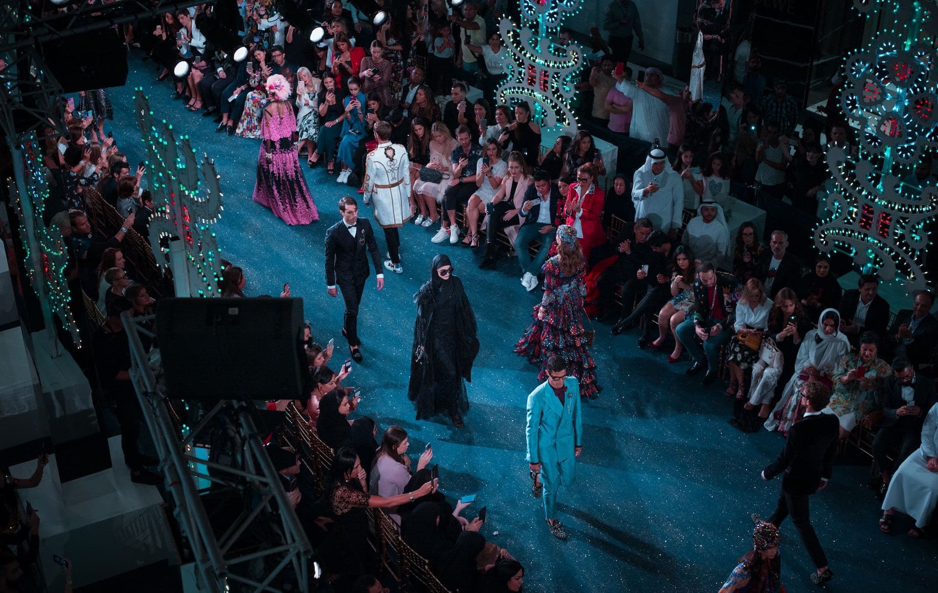 Laufstegreife Flugbegleiteruniformen